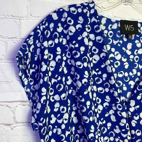 W5 Blue and White Print Short Sleeve Twist Front Top - Picture 4 of 9